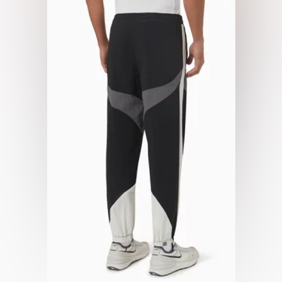 Nwot THE GIVING MOVEMENT
Relaxed Colour-block Sweatpants in RE-SHELL100© - Picture 3 of 9